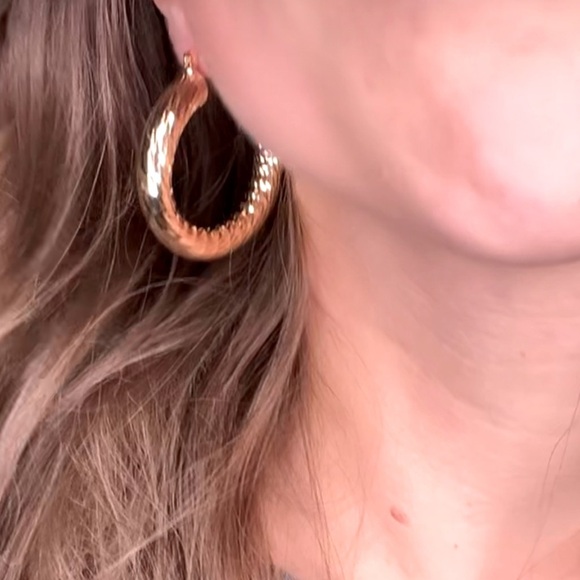 Ettika croissant swirled gold thick hoop earrings brand new - Picture 2 of 11